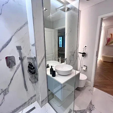 Flh Golden Elegance - Balcony, Garage & King Bed Close To Therme And Airport