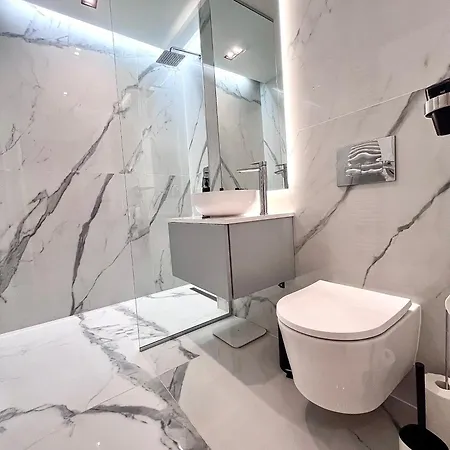 Flh Golden Elegance - Balcony, Garage & King Bed Close To Therme And Airport Appartement