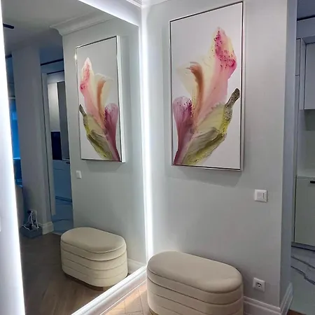 Flh Golden Elegance - Balcony, Garage & King Bed Close To Therme And Airport Bükreş