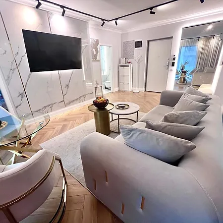 Flh Golden Elegance - Balcony, Garage & King Bed Close To Therme And Airport *