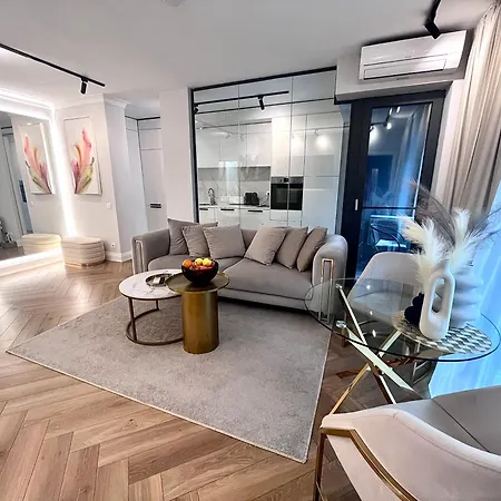 Flh Golden Elegance - Balcony, Garage & King Bed Close To Therme And Airport Daire Bükreş