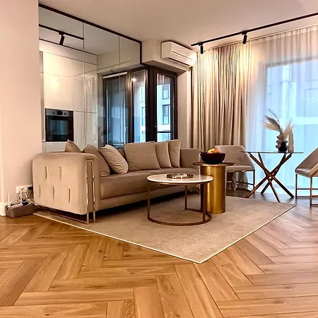 Daire Flh Golden Elegance - Balcony, Garage & King Bed Close To Therme And Airport