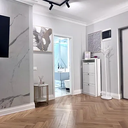 Flh Golden Elegance - Balcony, Garage & King Bed Close To Therme And Airport