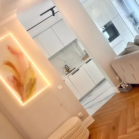 Lägenhet Flh Golden Elegance - Balcony, Garage & King Bed Close To Therme And Airport Bukarest