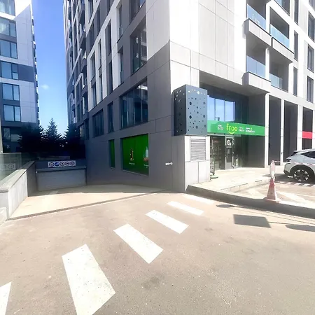 Flh Golden Elegance - Balcony, Garage & King Bed Close To Therme And Airport Lägenhet