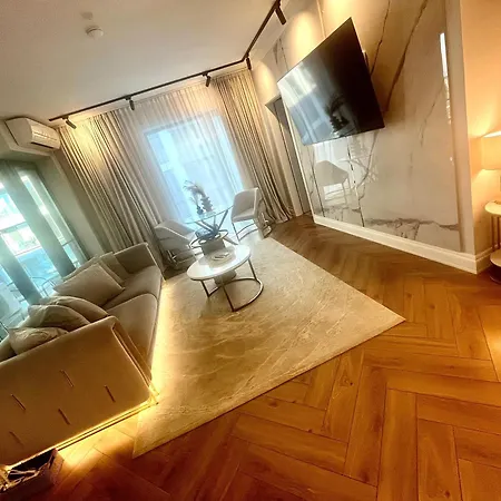 Flh Golden Elegance - Balcony, Garage & King Bed Close To Therme And Airport Διαμέρισμα