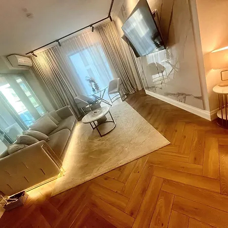 Flh Golden Elegance - Balcony, Garage & King Bed Close To Therme And Airport Διαμέρισμα