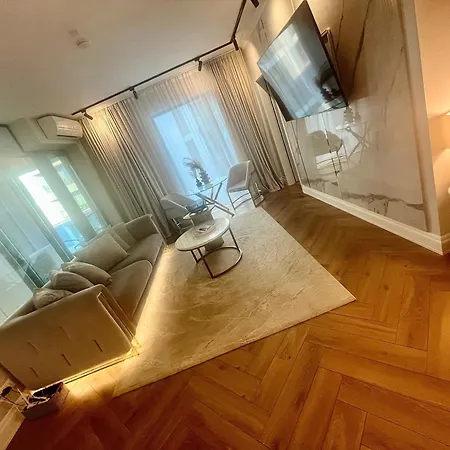 Flh Golden Elegance - Balcony, Garage & King Bed Close To Therme And Airport Διαμέρισμα