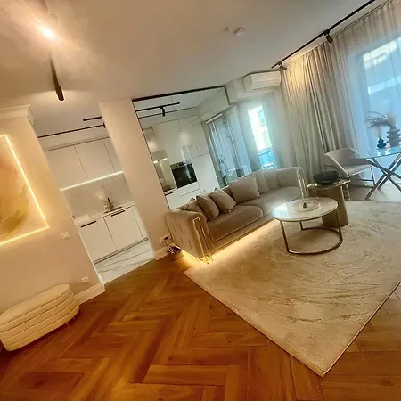 Flh Golden Elegance - Balcony, Garage & King Bed Close To Therme And Airport Διαμέρισμα