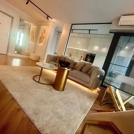 Flh Golden Elegance - Balcony, Garage & King Bed Close To Therme And Airport Διαμέρισμα