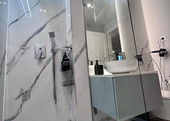 Flh Golden Elegance - Balcony, Garage & King Bed Close To Therme And Airport *