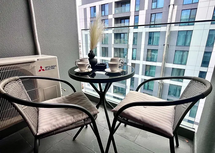 Flh Golden Elegance - Balcony, Garage & King Bed Close To Therme And Airport