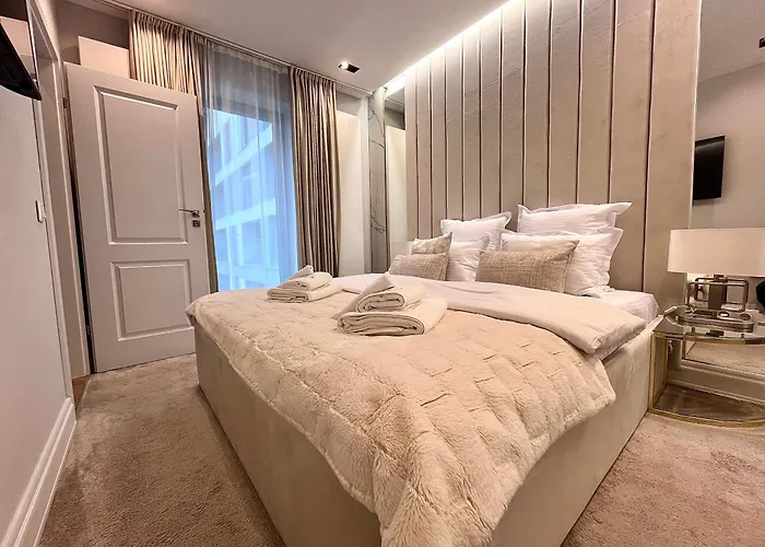 Lägenhet Flh Golden Elegance - Balcony, Garage & King Bed Close To Therme And Airport