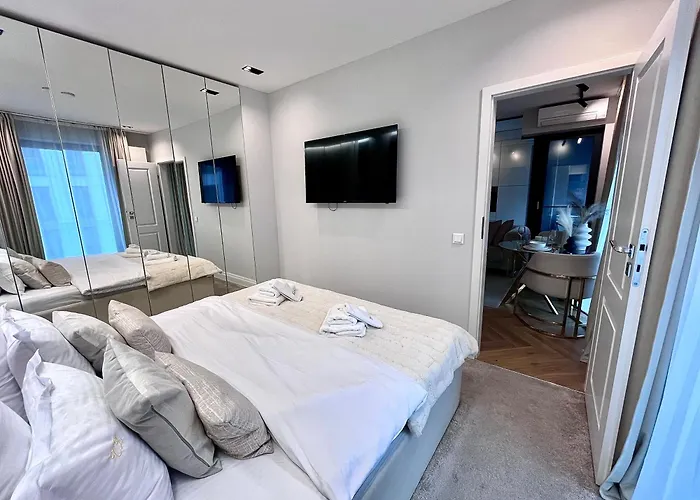 Flh Golden Elegance - Balcony, Garage & King Bed Close To Therme And Airport * Bukarest