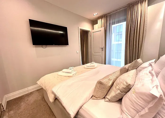 Flh Golden Elegance - Balcony, Garage & King Bed Close To Therme And Airport * Bukarest