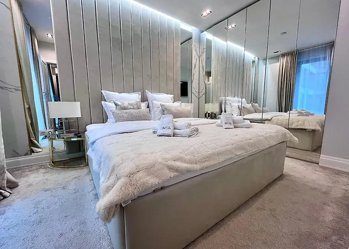 Flh Golden Elegance - Balcony, Garage & King Bed Close To Therme And Airport