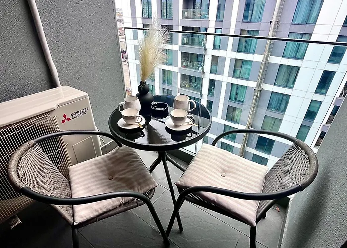 Lägenhet Flh Golden Elegance - Balcony, Garage & King Bed Close To Therme And Airport