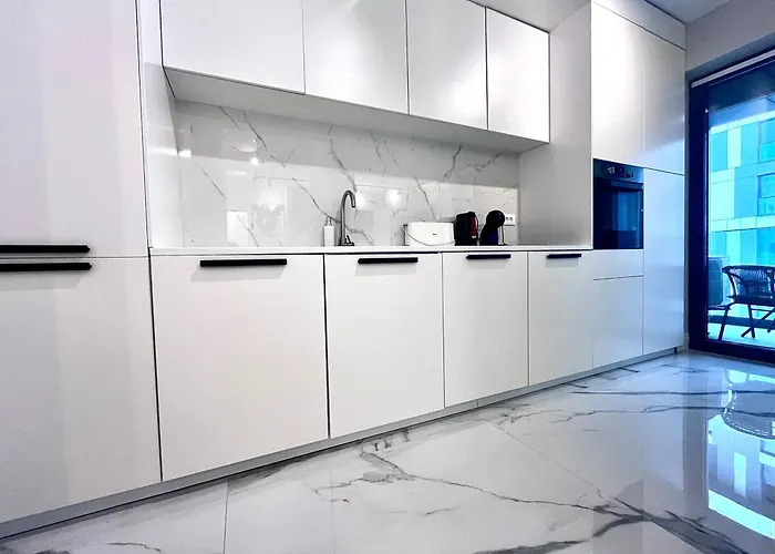 Lägenhet Flh Golden Elegance - Balcony, Garage & King Bed Close To Therme And Airport *