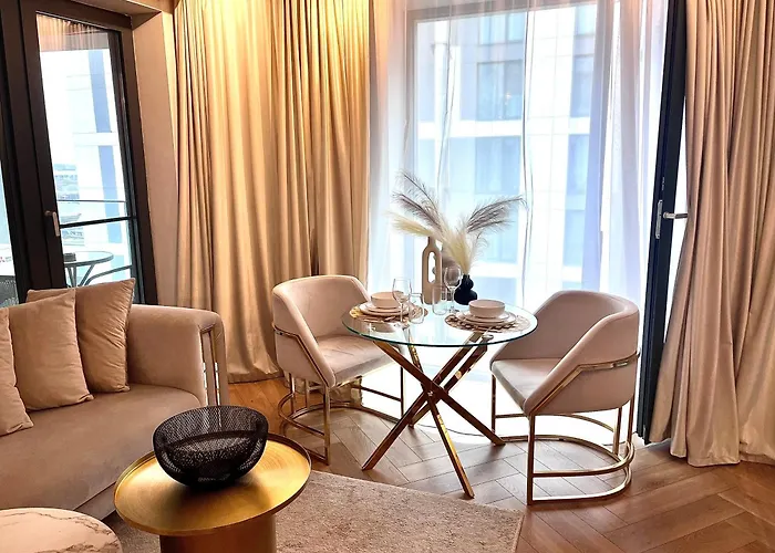 Flh Golden Elegance - Balcony, Garage & King Bed Close To Therme And Airport