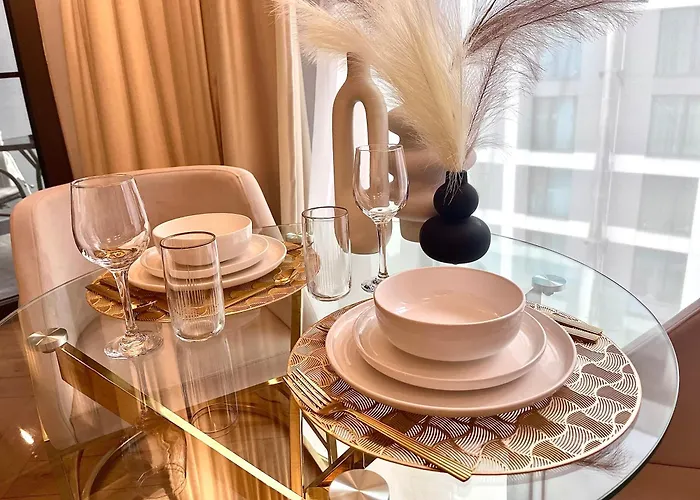 Апартаменти Flh Golden Elegance - Balcony, Garage & King Bed Close To Therme And Airport