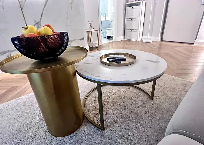 Flh Golden Elegance - Balcony, Garage & King Bed Close To Therme And Airport Apartman