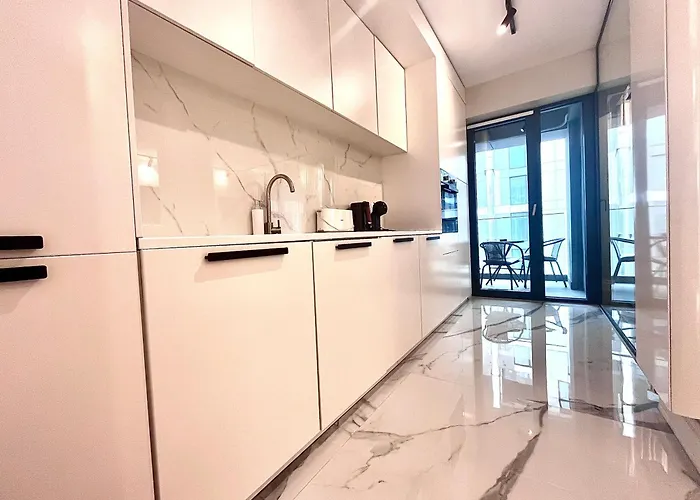 Lägenhet Flh Golden Elegance - Balcony, Garage & King Bed Close To Therme And Airport