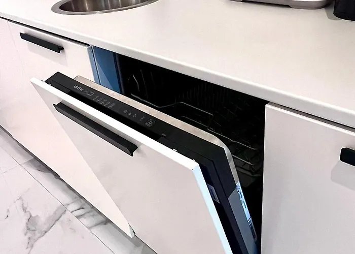 Flh Golden Elegance - Balcony, Garage & King Bed Close To Therme And Airport *