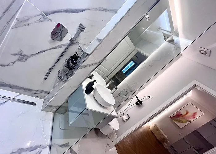 Flh Golden Elegance - Balcony, Garage & King Bed Close To Therme And Airport Lägenhet Bukarest