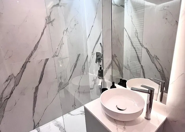 Flh Golden Elegance - Balcony, Garage & King Bed Close To Therme And Airport *