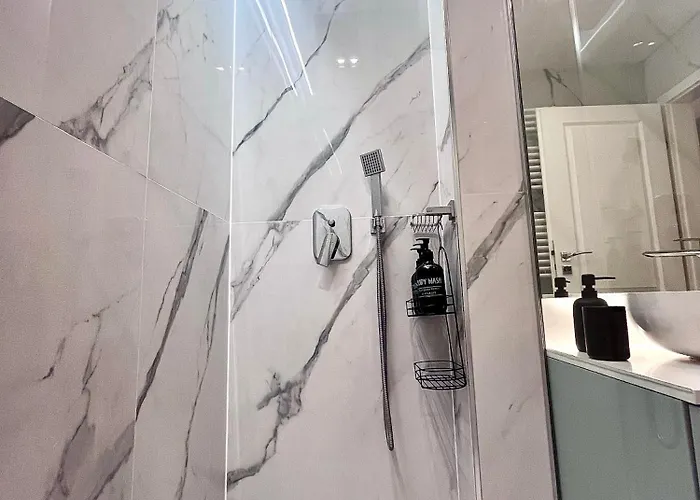 Flh Golden Elegance - Balcony, Garage & King Bed Close To Therme And Airport Bukarest