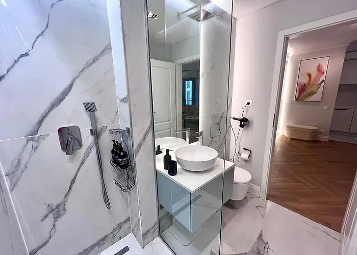 Flh Golden Elegance - Balcony, Garage & King Bed Close To Therme And Airport