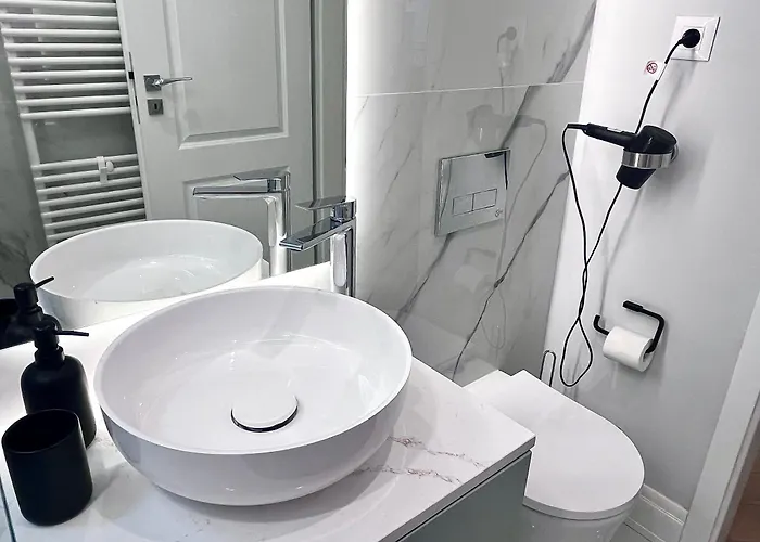 Flh Golden Elegance - Balcony, Garage & King Bed Close To Therme And Airport Апартаменти