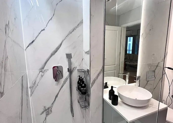 Lägenhet Flh Golden Elegance - Balcony, Garage & King Bed Close To Therme And Airport