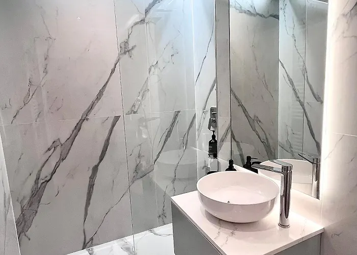 Flh Golden Elegance - Balcony, Garage & King Bed Close To Therme And Airport * Bukarest