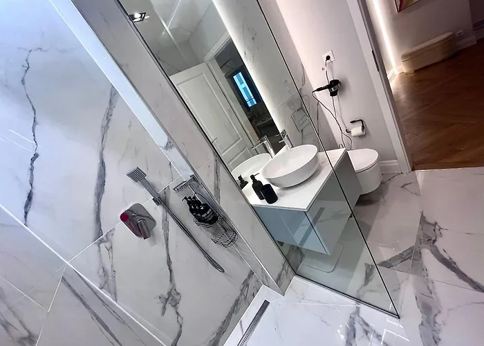 Flh Golden Elegance - Balcony, Garage & King Bed Close To Therme And Airport Apartman *