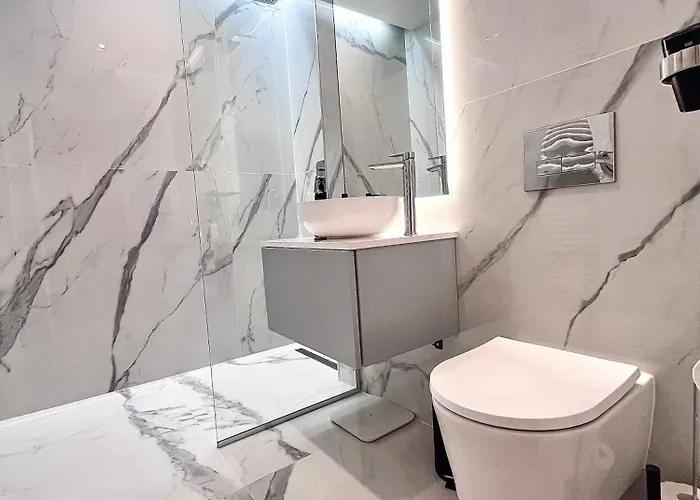 Flh Golden Elegance - Balcony, Garage & King Bed Close To Therme And Airport Apartman