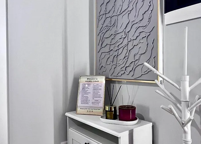 Flh Golden Elegance - Balcony, Garage & King Bed Close To Therme And Airport Lägenhet