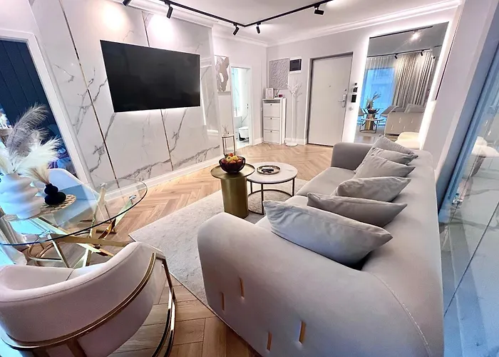 Flh Golden Elegance - Balcony, Garage & King Bed Close To Therme And Airport *