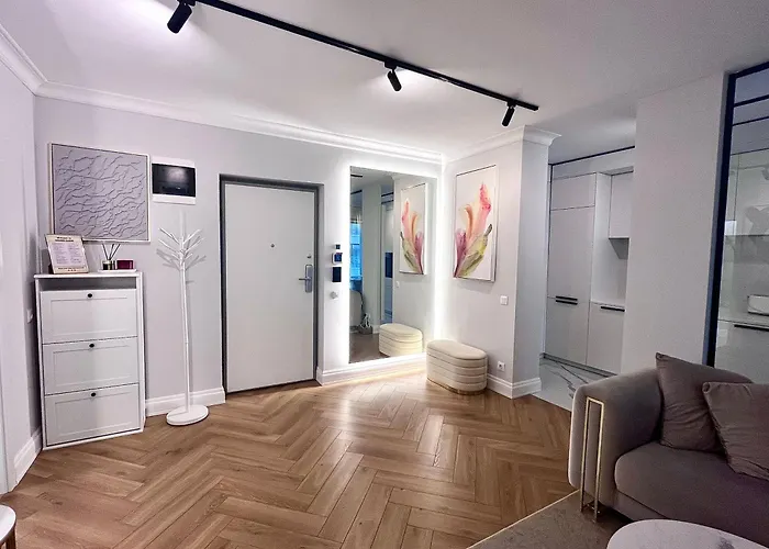 Flh Golden Elegance - Balcony, Garage & King Bed Close To Therme And Airport