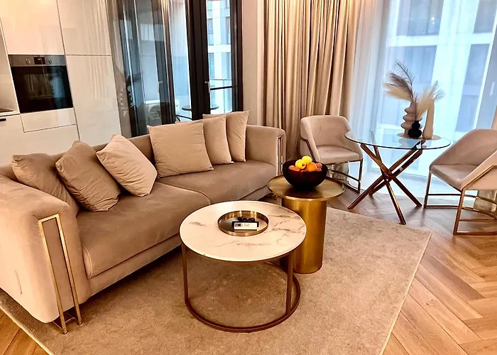 Flh Golden Elegance - Balcony, Garage & King Bed Close To Therme And Airport Daire *