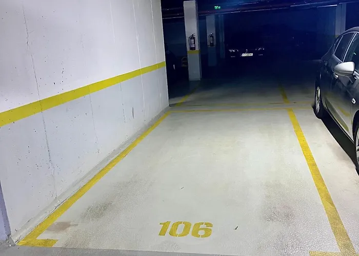 Lägenhet Flh Golden Elegance - Balcony, Garage & King Bed Close To Therme And Airport *