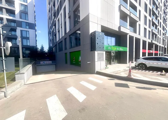 Flh Golden Elegance - Balcony, Garage & King Bed Close To Therme And Airport Lägenhet