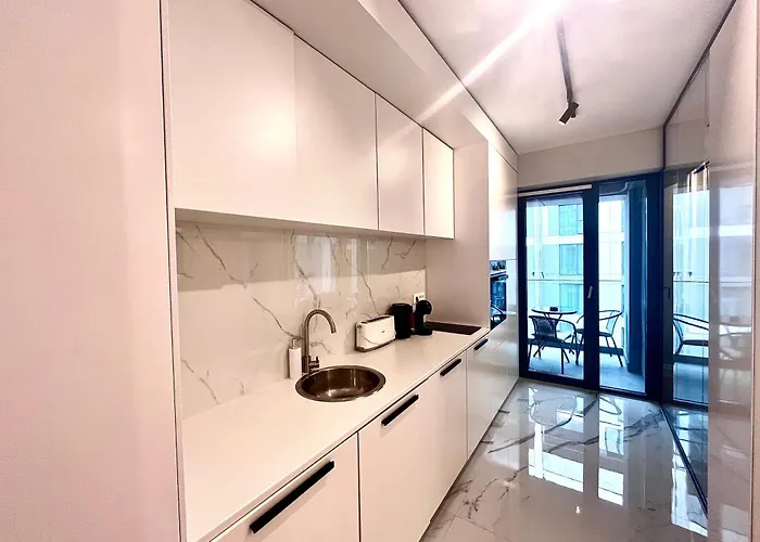 Flh Golden Elegance - Balcony, Garage & King Bed Close To Therme And Airport شقة