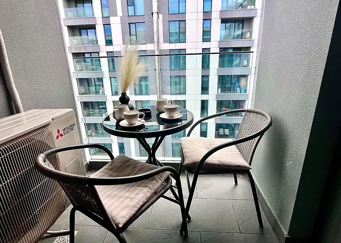 شقة Flh Golden Elegance - Balcony, Garage & King Bed Close To Therme And Airport بوخارست
