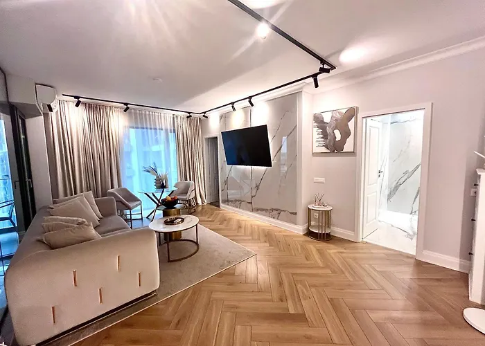 Flh Golden Elegance - Balcony, Garage & King Bed Close To Therme And Airport شقة