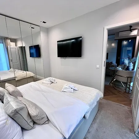 Flh Golden Elegance - Balcony, Garage & King Bed Close To Therme And Airport * Bucureşti