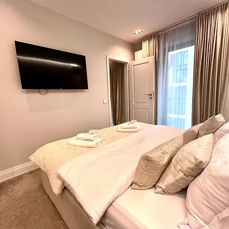 Flh Golden Elegance - Balcony, Garage & King Bed Close To Therme And Airport * Bukarest