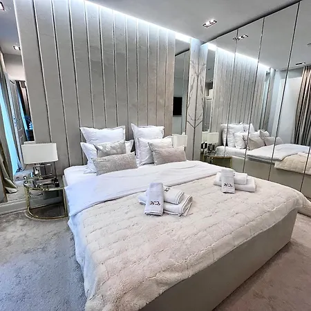 Flh Golden Elegance - Balcony, Garage & King Bed Close To Therme And Airport Bucureşti
