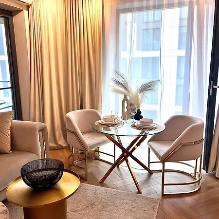 Flh Golden Elegance - Balcony, Garage & King Bed Close To Therme And Airport