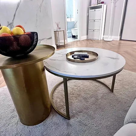 Flh Golden Elegance - Balcony, Garage & King Bed Close To Therme And Airport Apartament